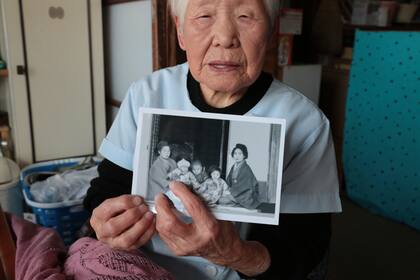 La mujer se casó a los 24 años y tuvo dos hijos. Después de los bombardeos en Tokio por la Segunda Guerra Mundial, se mudó a su pueblo natal