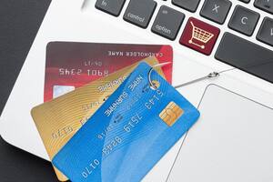 La mujer se dio cuenta de los gastos que no había realizado y denunció al empleado.