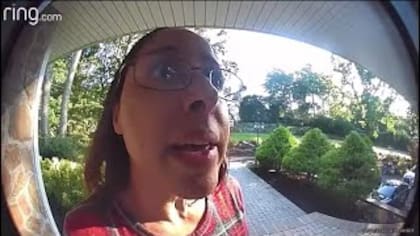 La mujer se fue del lugar con un gran enojo