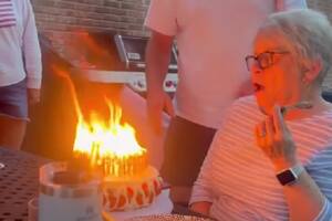 La mujer se sorprendió al ver las llamas sobre la torta