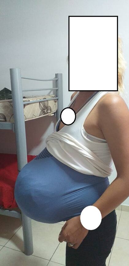 La mujer simulaba estar embarazada. Llevaba 15 paquetes de marihuana en una carcasa hecha con engrudo.