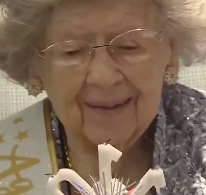 La mujer sopló las velas y celebró su cumpleaños abriendo regalos