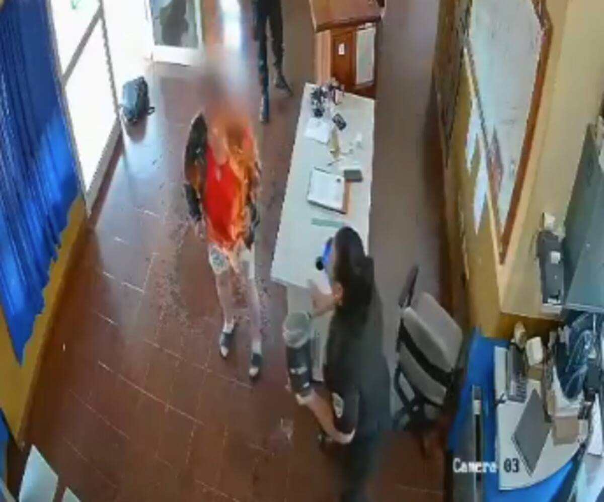 Ele entrou na delegacia, ateou fogo em si mesmo e deixou uma mensagem chocante: “Para meu filho”. Ele entrou na delegacia, ateou fogo em si mesmo e deixou uma mensagem chocante: “Para meu filho”.