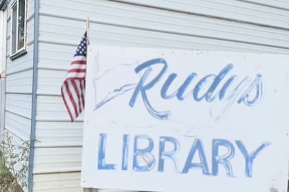 La mujer también administra la biblioteca creada con los libros de su esposo
