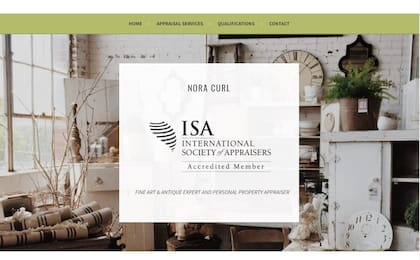 La mujer tiene una página en línea en la que también ofrece sus servicios como valuadora de antigüedades