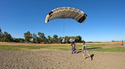 La mujer tocó tierra firme mientras recibía los festejos y aplausos de los presentes
