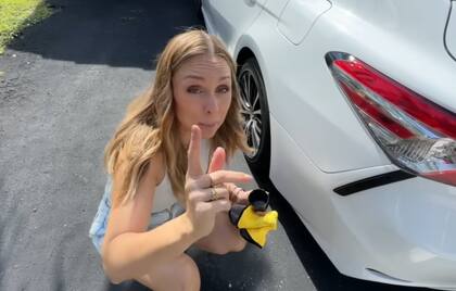 La mujer usó laca para disimular los rayones y limpió el auto antes de enviar las fotos
