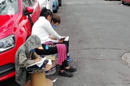 La mujer utiliza el wifi gratis que ofrece la ciudad de México en esa área y ayuda a sus dos pequeños a desarrollar sus tareas escolares