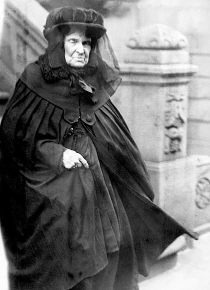 La mujer utilizaba largos vestidos negros, pasados de moda durante décadas hasta el punto en que se volvían andrajosos por el uso y la suciedad