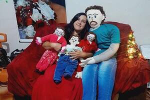 Una mujer se volvió viral tras revelar que está casada con un muñeco de trapo y tienen hijos
