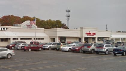 La mujer vivió en el letrero del techo de un supermercado Family Fare, ubicado en Midland, Michigan