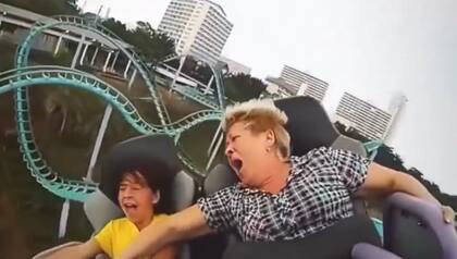 La mujer vivió una experiencia intensa en la montaña rusa (Captura: @PayasoTristeAlv)