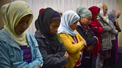La mujeres rezan con velo en San Cristóbal de las Casas