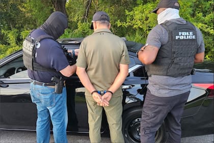 La multa de US$18.000 solo se aplicaría a los migrantes que son arrestados por el ICE luego de recibir una orden de deportación en ausencia