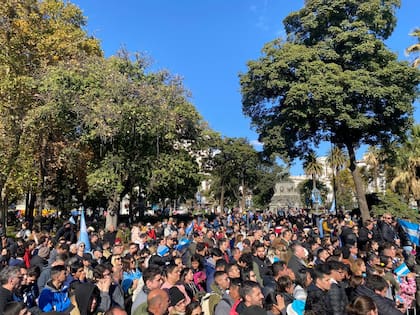 La multitud esperando para escuchar el discurso del presidente Javier Milei