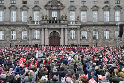 La multitud frente al palacio de Christiansborg