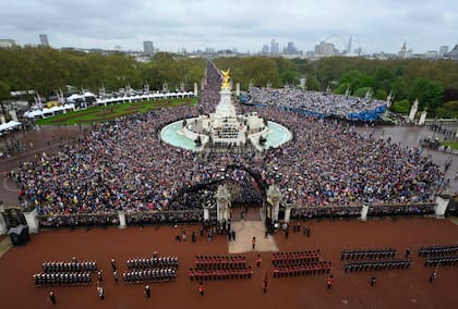 La multitud que recibió el saludo del rey desde los balcones del Palacio de Buckingham