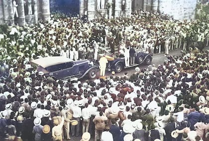 La multitud recibe a los tripulantes del Plus Ultra en Buenos Aires, tras completar la travesía del Atlántico Sur el 10 de febrero de 1926. (Ejército del Aire y del Espacio)