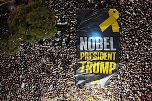 La multitud reunida en la Plaza de los Rehenes despliega un inmenso cartel dando gracias a Trump. Foto: Uriel Even Sapir.