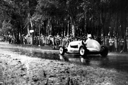 La multitud saludó con pañuelos el sobrepaso de Oscar Gálvez a Alberto Ascari (Maserati), maniobra que en el giro 26 marcó el triunfo del Aguilucho en el circuito callejero de Palermo