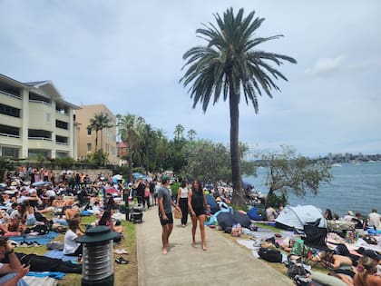 La multitud se prepara para recibir los festejos frente al Opera House de Sídney.