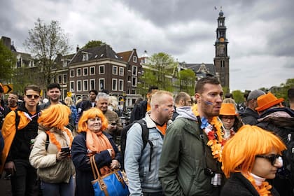 La multitud se vistió de naranja para celebrar a la familia real