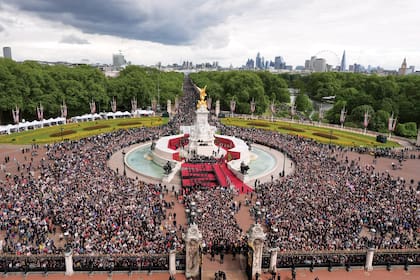 La multitud vista desde el balcón del Palacio de Buckingham.