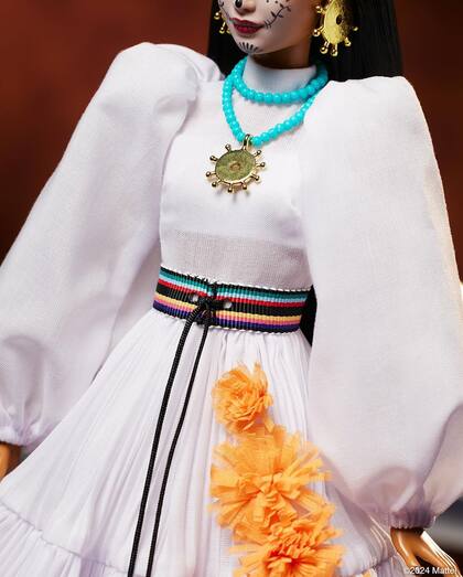 La muñeca Barbie Día de Muertos cuenta con una faja tejida en la cintura que representa los textiles artesanales típicos de las comunidades indígenas de México