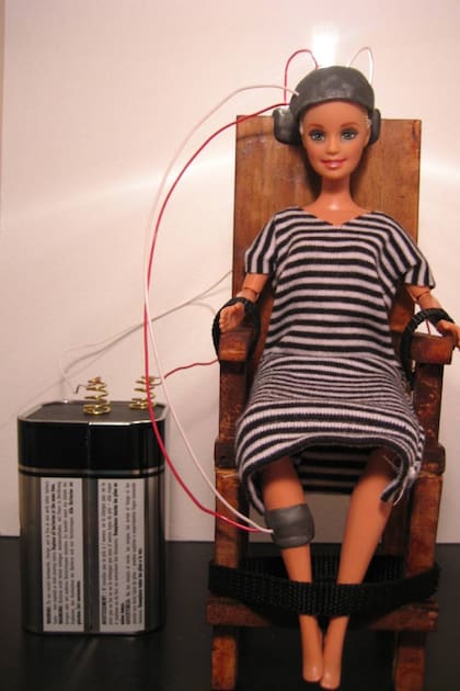 La muñeca de Barbie en la silla eléctrica fue utilizada para explicar cómo funciona la electricidad y todo el experimento completo está subido a una página de bricolage llamada Instructables
