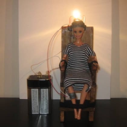 La muñeca de Barbie no se ve afectada por la electricidad ya que realizada en un material que no conduce la corriente, por ello Jessy puso sobre su cabeza una lámpara, de modo de señalar cuando está en funcionamiento el instrumento de la pena capital