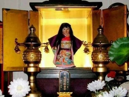 La muñeca Okiku en su santuario