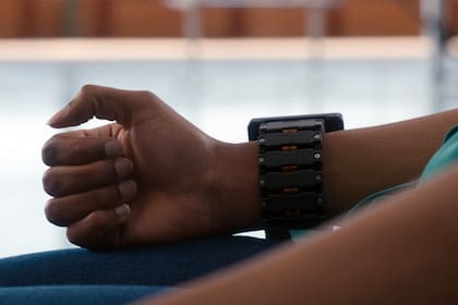 La muñequera que desarrolló Meta puede leer los comandos que envían las neuronas del cerebro a la mano, y decodificar los gestos de cada dedo