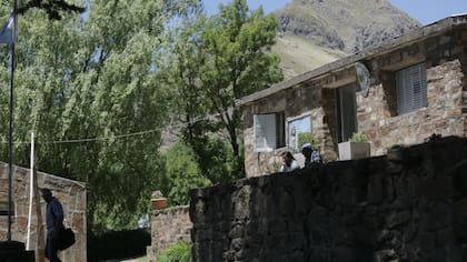 La Municipalidad de La Carolina, con el cerro Tomolasta de fondo