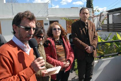 La Municipalidad de La Plata realizó un acto en la puerta de su casa ubicada en 69 y 140 de Los Hornos, donde se colocó una baldosa con su nombre