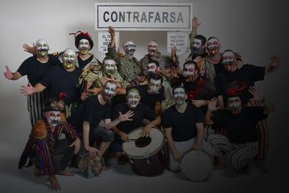 La murga uruguaya Contrafarsa celebra los 20 años de su espectáculo El tren de los sueños