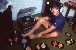 El libro que rememora la vida de Maradona a través de canciones e históricas anécdotas con estrellas de la música