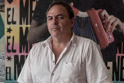 "La música está pasando acá. La música nace en las esquinas de los barrios. Las marcas estaban yendo a comprar jingles a Palermo, donde imitan a los que crean el género urbano. Entonces vení y comprá auténtico", afirma Gonzalo.