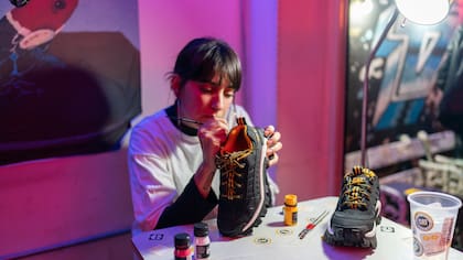 La música estuvo a cargo de la DJ Uopa Nachi y DJ Gabo Rossi, mientras que dos artistas coronaron la velada interviniendo los nuevas Intruder y los icónicos borcegos CAT