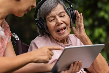 La música se suele usar como una forma de terapia para los pacientes con demencia, ya que puede volver a despertar recuerdos.