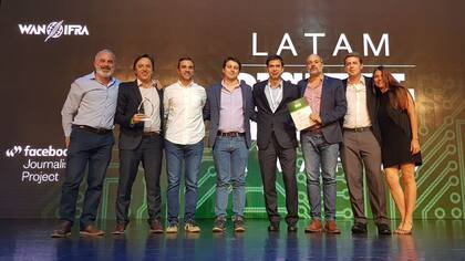 El equipo de LA NACION que recibió el premio: Japas (Prosecretario Digital), Del Rio (Secretario General de Redacción), Olivalves (Facebook), Sioffi (Editor jefe), Dessein (Adepa), Martelli (Gerente de Contenidos), Roitberg (Secretario Digital), Fernández Blanco (jefa de Proyectos especiales)