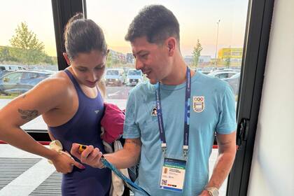 La nadadora de 17 años junto a su entrenador, Sebastián Montero, en el complejo de Otopeni