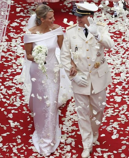 La nadadora sudafricana Charlene Wittstock se casó con el príncipe Alberto II el 2 de julio de 2011 en Montecarlo. En la ceremonia religiosa lució un vestido de novia de Giorgio Armani, blanco, con escote barco, silueta entallada y 40 mil cristales Swarovski bordados, y un largo velo. La celebración, monumental, fue televisada para todo el mundo