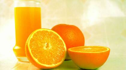 La naranja es rica en vitamina C, entre otras frutas