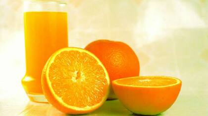 La naranja es rica en vitamina C, entre otras frutas