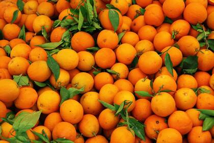 La naranja es una de las frutas más ricas en vitamina C pero también con sus propiedades ayudan a la producción del colágeno