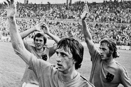 La Naranja Mecánica, liderada por Johan Cruyff, dejó una huella, pese a perder dos finales mundiales seguidas; Johnny Rep (der.) era otra de las estrellas