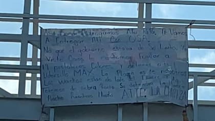 La "narcomanta" fue colgada en un puente de la ciudad de Culiacán, en Sinaloa