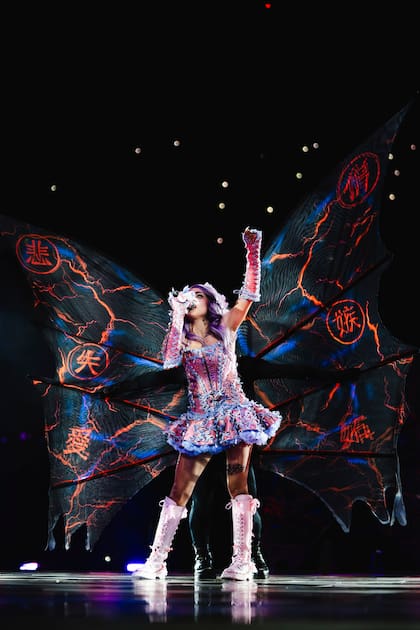 La narrativa del álbum —con sus alter egos Shanina, Maite, Gladys, Jojo y la faceta más íntima de Maria— tomó forma dentro del estadio en una estructura dividida por mundos, estéticas y climas propios