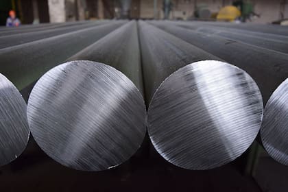 Los perfiles de aluminio se utilizan en luminaria, muebles, cortinas, para colgar cuadros, entre otras funciones.
