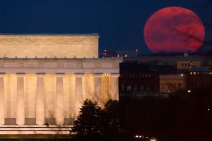La NASA detalló que el satélite se observa un 14% más grande y un 30% más brillante durante este evento